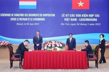 Le Premier ministre vietnamien, Pham Minh Chinh (debout, à droite), et le Premier ministre luxembourgeois, Xavier Bettel (debout, à gauche), ont assisté à la signature de documents de coopération. Photo : VNA.