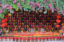 Les bâtons d'encens colorés sont regroupés en bottes.