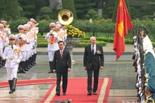 Le Président du Vietnam, Vo Van Thuong (à gauche), et le Gouverneur général d'Australie, David Hurley, passent en revue la garde d'honneur de l'Armée populaire du Vietnam. Photo : NDEL.