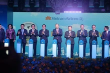 Le SG du Parti To Lam (5e à droite) lors de la cérémonie de l'inauguration du vol direct Hanoï-Moscou. Photo : NDEL.