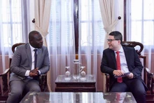 Doan Hoang Minh, directeur du Département consulaire du ministère vietnamien des Affaires étrangères (à droite) et Juvénal Sakubu, consul honoraire du Vietnam dans la région de Bujumbura. Photo : baoquocte.vn