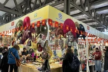 Le pavillon vietnamien présente des objets décoratifs et des produits en soie de haute qualité. Photo : VNA.