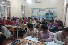 Dans une classe d'alphabétisation du district de Sông Ma, province de Son La (Nord). Photo : TG/CVN.