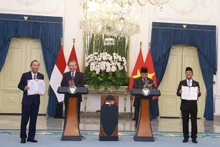 Le secrétaire général du PCV, Tô Lâm, et le président de l'Indonésie, président du Parti du mouvement de la Grande Indonésie (Gerindra), Prabowo Subianto, à la cérémonie d'échange de documents de coopération entre les deux pays. Photo : VNA.