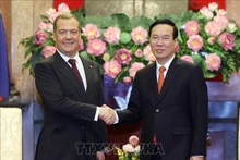 Le Président du Vietnam, Vo Van Thuong (à droite), et le Président du Parti Russie unie (URP) et vice-président du Conseil de sécurité de la Fédération de Russie, Dmitri Medvedev. Photo : VNA.