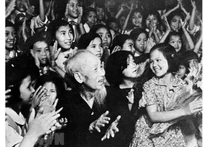 Le 2 septembre 1945, sur la place historique Ba Dinh, le Président Hô Chi Minh a lu la Déclaration d'indépendance, donnant naissance à la République démocratique du Vietnam. Photo d’archives : VNA