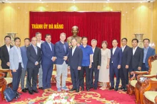 La délégation du groupe américain Nvidia conduite par son vice-président, Keith Strier, reçu par le secrétaire du Comité municipal du Parti de Dà Nang, Nguyen Van Quang. Photo : danang.gov.vn