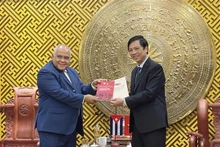 L’ambassadeur de Cuba au Vietnam, Orlando Nicolás Hernández Guillén (à gauche), présente des souvenirs à la province de Quang Tri. Photo : VNA.