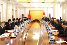 Le ministre de la Construction, Trân Hông Minh (droite), en visite de travail en Chine et le ministre chinois des Transports Liu Wei discutent à Pékin de la promotion de la coopération dans le domaine des transports entre les deux pays, en particulier dans le développement ferroviaire. Photo : VNA.