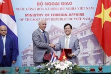 Hà Kim Ngoc (à droite) et Gerardo Peñalver Portal signent le plan de consultation politique entre leurs ministères pour la période 2023-2025. Photo: VNA