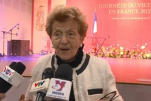Madame Hélène Luc accorde une interview à la presse vietnamienne en France. Photo : VNA
