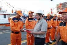 Le Premier ministre Pham Minh Chinh présente ses vœux de Têt aux ouvriers du port international de Tân Cang-Cai Mép (TCIT). Photo : VNA.