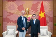 Le vice-président permanent de l’Assemblée nationale du Vietnam, Trân Thanh Mân (à droite) et le premier vice-président du Sénat belge, Andries Gryffroy, à Hanoi, le 16 novembre. Photo : VNA.