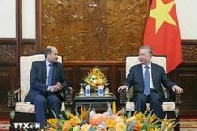 Le président To Lam (droite) reçoit l'ambassadeur de l'Inde au Vietnam, Sandeep Arya. Photo : VNA.