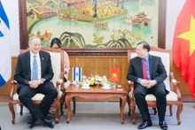 Le vice-ministre vietnamien de la Culture, du Sport et du Tourisme, Ta Quang Dông (à droite) et l’ambassadeur d'Israël au Vietnam, Yaron Mayer. Photo : toquoc.vn.