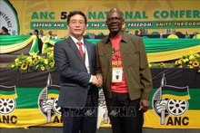 Nguyên Dinh Trung, membre du Comité central du Parti, secrétaire du Comité du Parti de la province de Dak Lak (à gauche) et Solly Mapaila, secrétaire général du Parti communiste sud-africain, à la 55e conférence du Congrès national africain. Photo : VNA