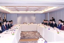 Le rencontre entre Phan Van Mai, président du Comité populaire de Hô Chi Minh-Ville et Lee Ka-chiu, chef de l’exécutif de la région administrative spéciale de Hong Kong (Chine), le 2 août dans la ville. Photo : VNA.