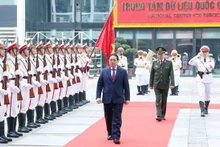 Le Premier ministre Pham Minh Chinh passe en revue la garde d'honneur de la Sécurité publique. Photo : VNA.