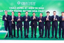 Le Premier ministre Pham Minh Chinh et les dirigeants du Groupe chimique du Vietnam (Vinachem). Photo : VNA.