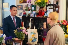 L'ambassadeur Dang Hoang Giang, chef de la Mission permanente du Vietnam auprès des Nations Unies (gauche) et Le Dr Ngo Thanh Nhan, époux de Mme Merle Ratner. Photo : VNA.
