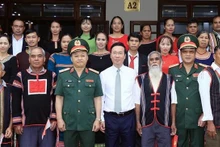 Le Président Vo Van Thuong (au premier rang, au milieu) recontre des patriarches, chefs de villages et personnes de renom au sein des minorités ethniques. Photo : VNA.