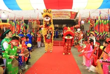 La Fête s’est tenue à la maison communale de Bat Tràng, dans le district de Gia Lâm, en banlieue de la capitale Hanoi du Vietnam. La maison communale de Bat Tràng est un lieu de culte de 6 dieux qui ont contribué à aider les gens à protéger le pays, notamment Bach Ma Dai Vuong, Phan Dai Tuong, Trang Thuân Nghi Dung, Cai Minh Dai Vuong, Luu Thiên Tu Dai Vuong, Hô Quôc Thân Dai Vuong. Photo : toquoc.vn