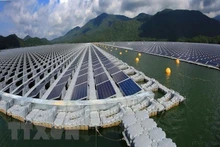 Centrale solaire sur le réservoir hydroélectrique de Da Mi, province de Binh Thuân. Photo : VNA.