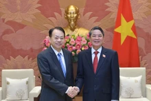 Le vice-président de l’Assemblée nationale, Nguyên Duc Hai (à droite) et le président de la BAD, Masatsugu Asakawa. Photo : sggp.org.vn