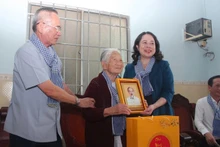 La vice-présidente Vo Thi Anh Xuân présente ses vœux à la famille de Nguyên Thi Binh, une ancienne combattante. Photo : VOV