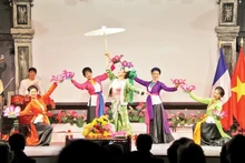 Un numéro artistique vietnamien à l'occasion du 50e anniversaire de l'établissement des relations diplomatiques entre le Vietnam et la France. Photo : NDEL.
