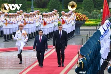 Cérémonie d'accueil officielle en l’honneur du Premier ministre espagnol, Pedro Sánchez, en visite officielle au Vietnam du 8 au 10 avril. Photo : VOV.