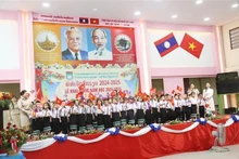 Des élèves à la rentrée scolaire de l'école bilingue Laos-Vietnam Nguyen Du. Photo: VNA