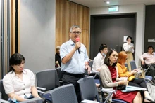 Un représentant des ONG étrangères à Hô Chi Minh-Ville s’exprime lors de la recontre. Photo : VNA.
