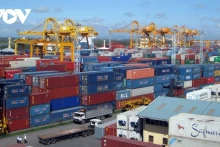 Fin avril 2025, plus de 17 000 navires étrangers ont fait escale dans le système portuaire vietnamien, soit une augmentation de 7 %. Photo : VOV.