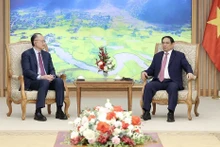 Le Premier ministre Pham Minh Chinh (à droite) et le vice-président de Global Infrastructure Partners (GIP) Jim Yong Kim. Photo: baoquocte.vn