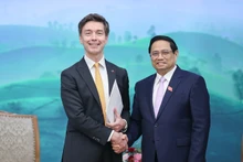 Le Premier ministre Pham Minh Chinh (à droite) et Julien Guerrier, chef de la Délégation de l'Union européenne (UE) au Vietnam. Photo : VGP.