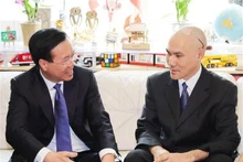 Le Président Vo Van Thuong (à gauche) et le docteur en physique Nguyên Duy Hà. Photo : VNA.