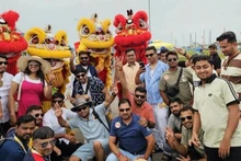 Des touristes indiens prennent des photos souvenirs avant d'embarquer sur un bateau pour visiter la baie d'Ha Long. Photo : NDEL.