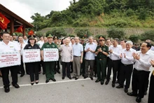 Le Secrétaire général du PCV Nguyên Phu Trong remet des cadeaux aux forces intersectorielles en mission au poste-frontière international de Huu Nghi (Amitié) installé dans la province de Lang Son (Nord). Photo : VNA.