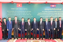 Le membre du Bureau politique et secrétaire du Comité du Parti de Hô Chi Minh-Ville, Nguyên Van Nên et le gouverneur de Phnom Penh Khuong Sreng posent pour une photo de groupe. Photo: VNA