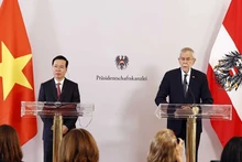 Les Présidents vietnamien (à gauche) et autrichien rencontrent la presse après leur entretien. Photo : VNA.