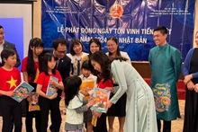 La vice-ministre des Affaires étrangères Lê Thi Thu Hang offre des livres de vietnamien aux élèves vietnamiens au Japon. Photo : baoquocte.vn