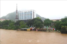 Le niveau des eaux de la rivière Lô dans la ville de Ha Giang augmente rapidement, provoquant des inondations dans de nombreuses zones. Photo : VNA.