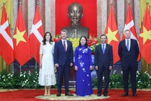 De gauche à droite: la princesse héritière Mary Elizabeth, le prince héritier Frederik de Danemark, la Vice-Présidente vietnamienne Vo Thi Anh Xuân. Photo: VNA