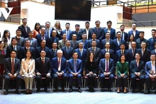 La délégation de haut rang du Vietnam conduite par le Vice-Premier ministre Lê Minh Khai, prend la photo avec des dirigeants de l'Université Harvard. Photo : VOV.