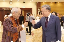 Le président Tô Lâm et son homologue est-timorais José Ramos-Horta (à gauche) portent un toast lors du banquet, à Hanoi, le 1er août 2024. Photo : VNA. 