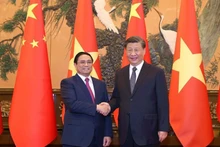 Le Premier ministre Pham Minh Chinh (à gauche) a eu une entrevue le 27 juin à Pékin avec le secrétaire général du Comité central du Parti communiste chinois, président chinois Xi Jinping. Photo : NDEL