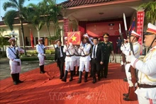 Cérémonie de rapatriement des restes de 12 martyrs, soldats volontaires et d'experts vietnamiens qui sont tombés dans deux provinces lao de Salavan et Sekong. Photo : VNA.
