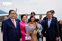 Le président de l’Assemblée nationale Trân Thanh Mân (à gauche) et sa délégation à l'aéroport international d'I. karimov de Tachkent. Photo : VOV.