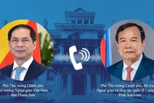 Le vice-Premier ministre et ministre vietnamien des Affaires étrangères Bui Thanh Son (gauche) a eu le 12 décembre une conversation téléphonique avec le vice-Premier ministre cambodgien et ministre des Affaires étrangères et de la Coopération internationale Prak Sokhonn. Photo : VNA.